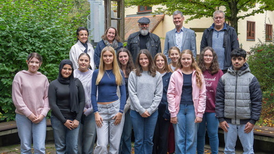 Stellvertretender Landrat Bernd Schötterl mit elf von zwölf Teilnehmenden des Förderprogramms